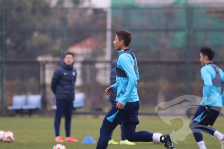 九游娱乐下载-莫拉携教练团队与队员们会合，开启其上任后的首次冬训课