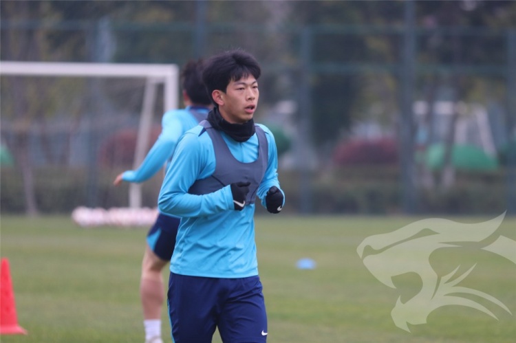 九游娱乐下载-莫拉携教练团队与队员们会合，开启其上任后的首次冬训课