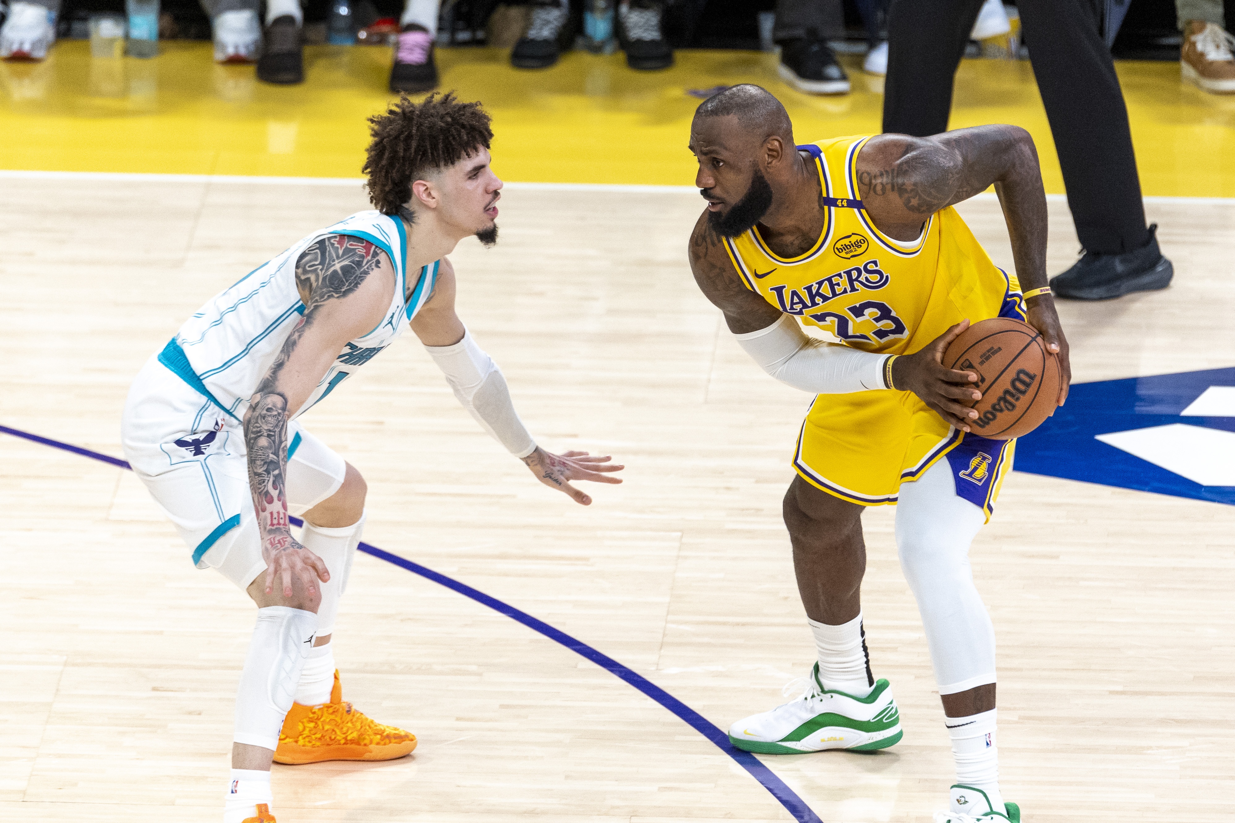 九游娱乐-防守&篮板&传导球&替补阵容都是问题!湖人只靠双星是无法赢球的