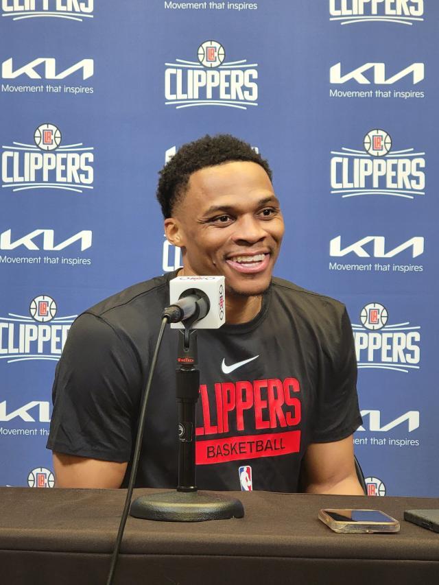 韦少亮相快艇：做什么都可以！泰伦·卢：做韦少就好