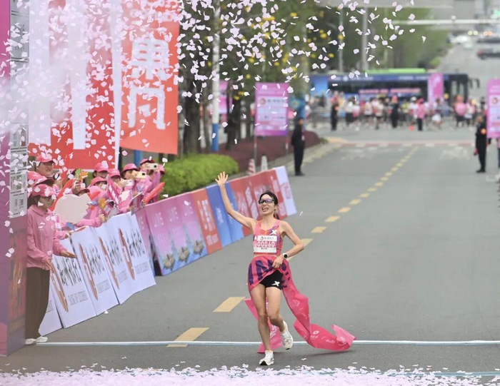 九游娱乐下载-从“最快女护士”到全职跑者：连拿两冠后，张水华的马拉松商业天花板在哪儿？|奖金|红星新闻|抚远市|柳州市|广西壮族自治区_新浪新闻