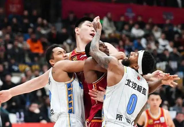 九游娱乐-上海84-79险胜山东：强弱预判，季后赛里全是变数？