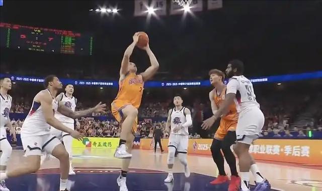 九游娱乐-上海84-79险胜山东：强弱预判，季后赛里全是变数？