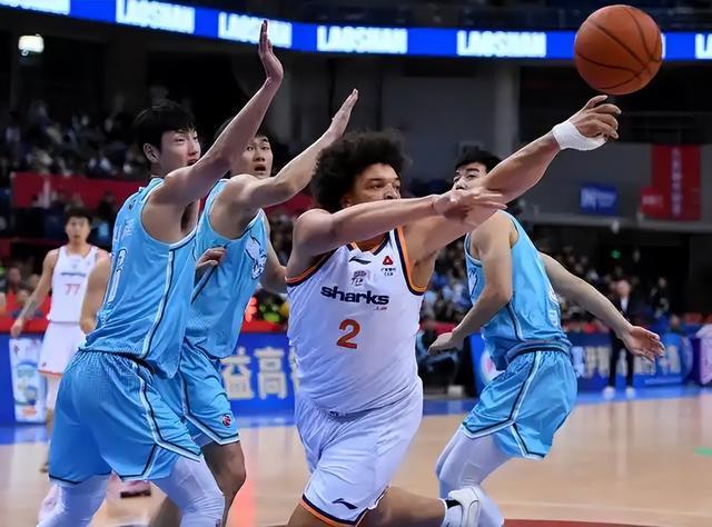 九游娱乐-上海84-79险胜山东：强弱预判，季后赛里全是变数？