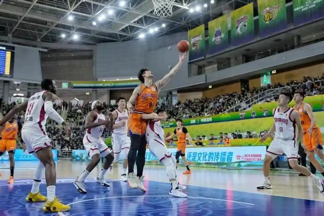 九游娱乐-上海84-79险胜山东：强弱预判，季后赛里全是变数？