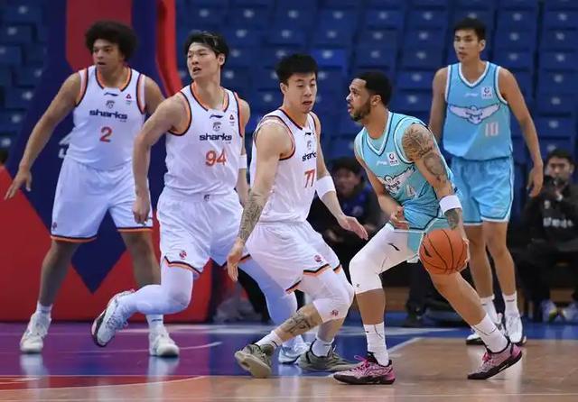 九游娱乐-上海84-79险胜山东：强弱预判，季后赛里全是变数？